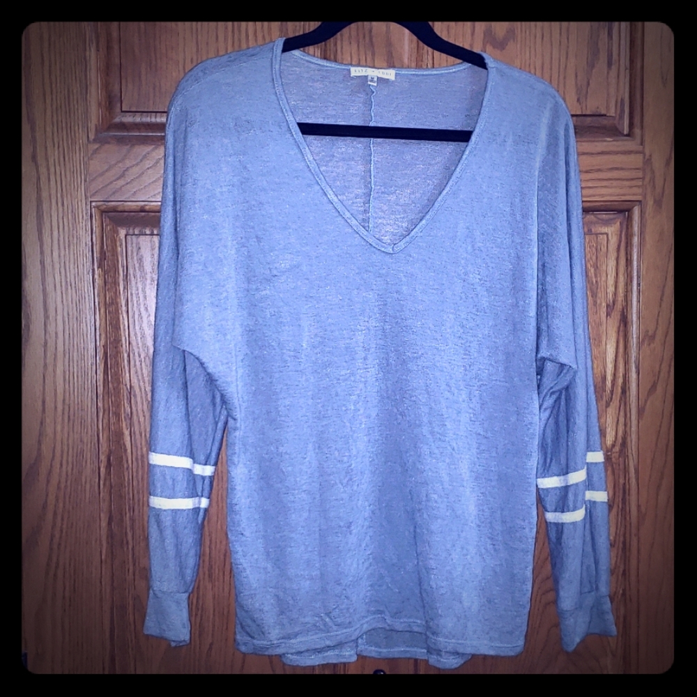 Fitzgerald & Eddi size med v neck